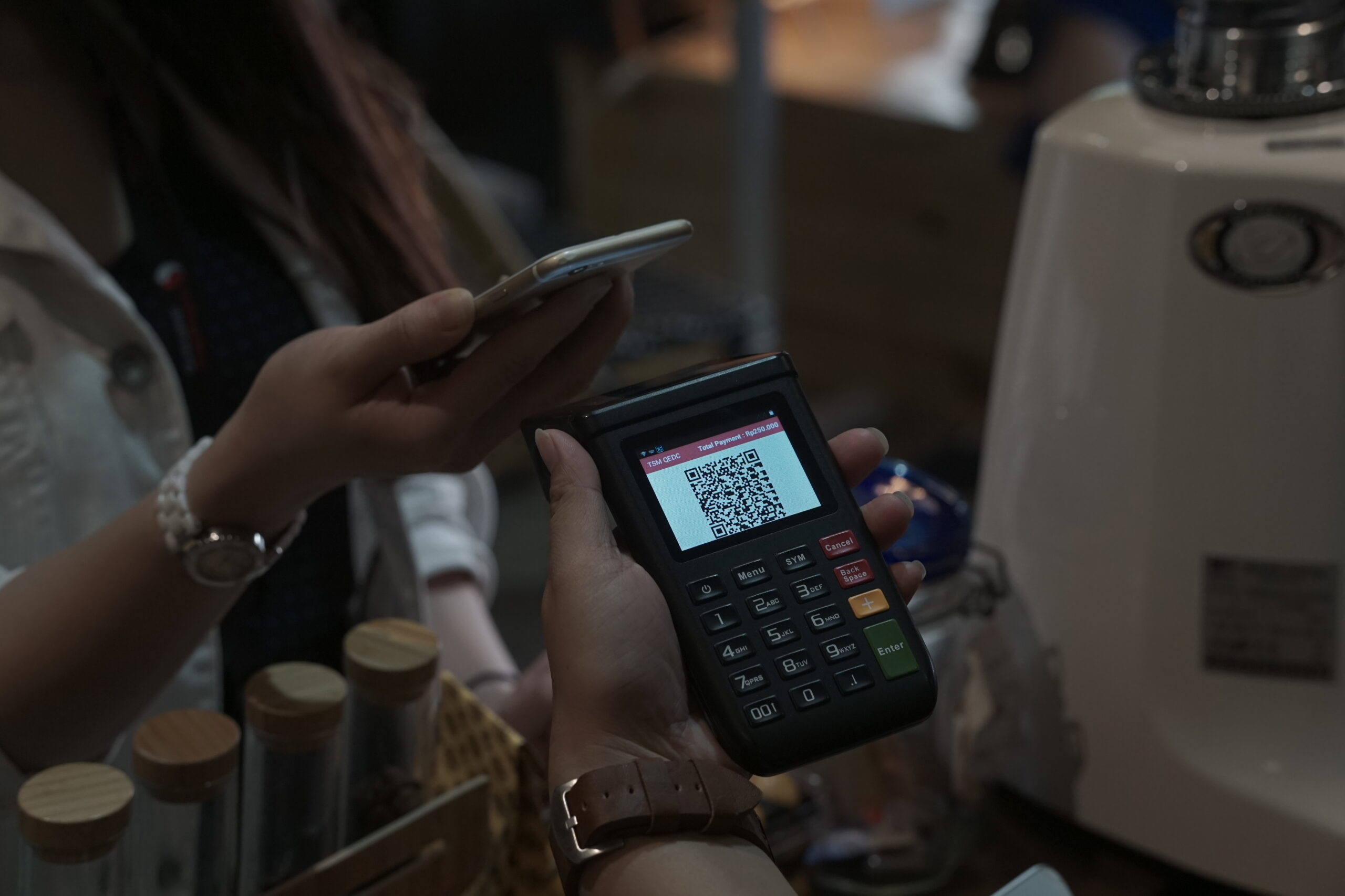 Mesin QR EDC untuk Meningkatkan Daya Transaksi Nasional